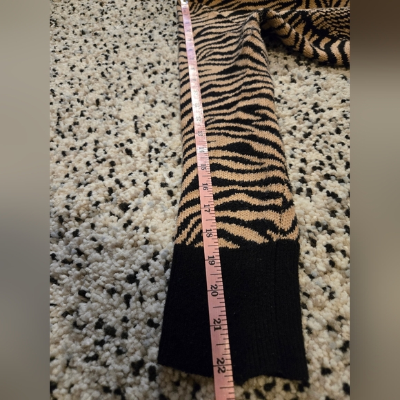 Banana Republic Zebra Sweater. Warm, Cozy, Fun sweater. Size S/P. Black & Tan - Picture 8 of 8